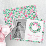 Tarjeta Festiva Foto de Wreath de la playa de Palm Beach Pink & Gr<br><div class="desc">PreppyPrint.com - ¡Celebra a los Navidades con estilo! Añade tu toque personalizado a estas tarjetas de Navidad. Trasladar este diseño a los productos de tu elección. Haga clic en "quitar de la parte trasera de la tarjeta" bajo "Logotipo y marca de creador independiente" para eliminar el código QR de la...</div>