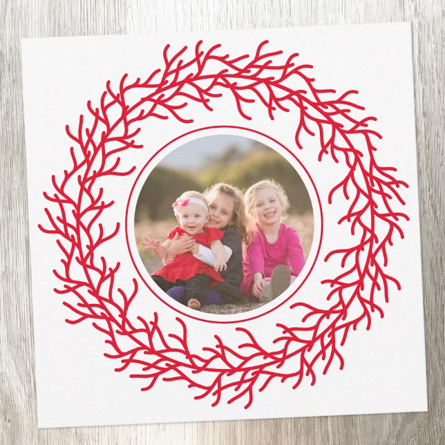 Tarjeta Festiva Foto de Wreath escandinava rojo y blanco (Photo modern Scandinavian red and white wreath holiday keepsake Christmas card)