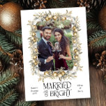 Tarjeta Festiva Foto del Boda Ornamentos Dorados Casados y Brillan<br><div class="desc">Tarjeta fotográfica de vacaciones recién casadas con foto personalizado mostrada en formato vertical y enmarcada con guirnaldas de ornamentos dorados. Diseño de nostalgia tradicional y romántico con tipografía retro moderna y elegante. Por favor,  navegue por mi colección de tarjetas de fotos casadas de Navidad para más diseños.</div>