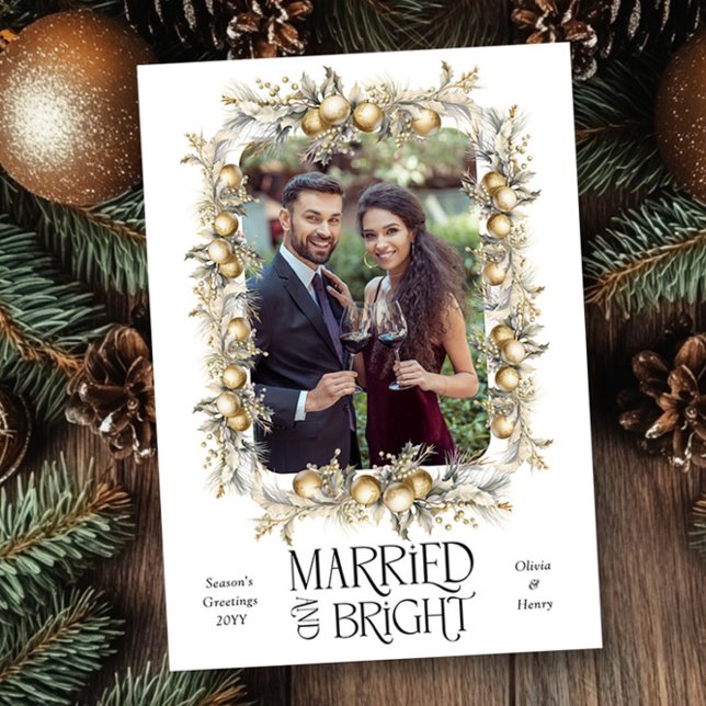 Tarjeta Festiva Foto del Boda Ornamentos Dorados Casados y Brillan (Married & Bright Christmas Photo Card by Darling & May)