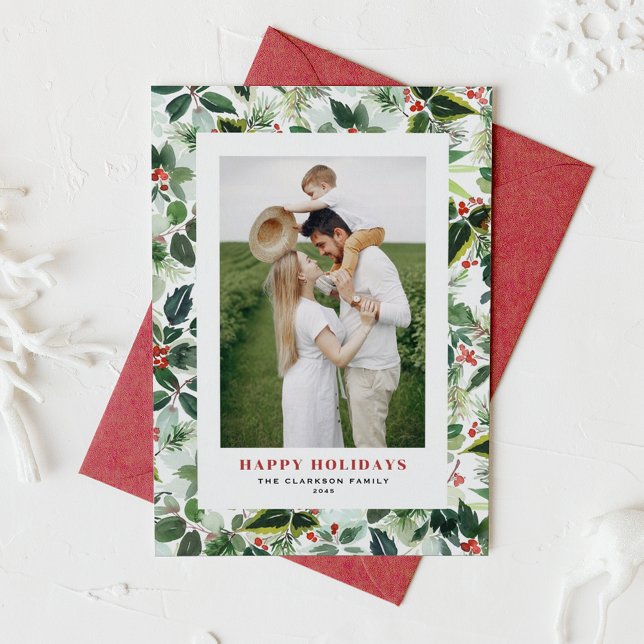 Tarjeta Festiva Foto del patrón de hojas variadas y de winterberry (Customizable photo holiday card featuring watercolor pattern of holly and variegated greenery)