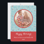 Tarjeta Festiva Foto del patrón de las ramas de Navidades modernas<br><div class="desc">Esta moderna tarjeta fotográfica de vacaciones cuenta con un delicado patrón temático de Navidades en el fondo con ramas, hojas y frutas. Un círculo en el centro tiene una imagen familiar y un borde de vieiras. La paleta de colores coral y agua aporta un toque moderno con un toque de...</div>