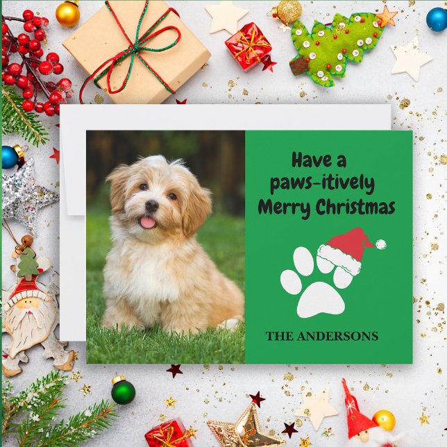 Tarjeta Festiva Foto divertida de perro con sombrero de Santa en N (Festive red and green Christmas greeting card with your dog's photo. Personalize with your own text.)