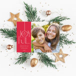 Tarjeta Festiva FOTO FAMILIAR 2023 elegante estilo moderno JOYFUL<br><div class="desc">por kat massard >>> WWW.SIMPLYSWEETPAPERIE.COM <<< Un diseño elegante de tarjeta que presenta la cita "JOYFUL" con un tipo de guión elegante combinado con tipografía de serif y color liso en el reverso, lo que le da la oportunidad de escribir a mano un mensaje personal. ¡Con una foto en forma...</div>