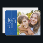 Tarjeta Festiva FOTO FAMILIAR 2023 elegante estilo moderno JOYFUL<br><div class="desc">por kat massard >>> WWW.SIMPLYSWEETPAPERIE.COM <<< Un diseño elegante de tarjeta que presenta la cita "JOYFUL" con un tipo de guión elegante combinado con tipografía de serif y color liso en el reverso, lo que le da la oportunidad de escribir a mano un mensaje personal. ¡Con una foto en forma...</div>