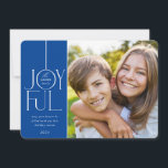 Tarjeta Festiva FOTO FAMILIAR 2023 elegante estilo moderno JOYFUL<br><div class="desc">por kat massard >>> WWW.SIMPLYSWEETPAPERIE.COM <<< Un diseño elegante de tarjeta que presenta la cita "JOYFUL" con un tipo de guión elegante combinado con tipografía de serif y color liso en el reverso, lo que le da la oportunidad de escribir a mano un mensaje personal. ¡Con una foto en forma...</div>