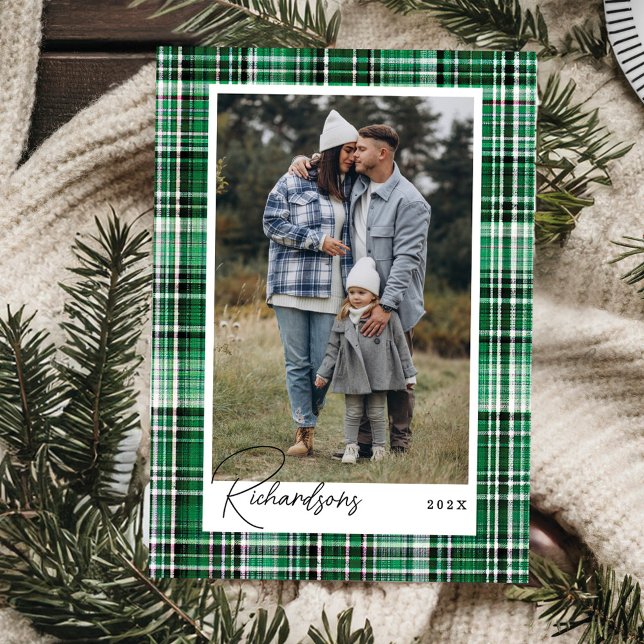 Tarjeta Festiva Foto familiar de franela a cuadros verde y blanco  (Cozy Green and White Plaid Flannel Family Photo Holiday Card)