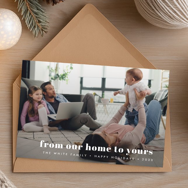 Tarjeta Festiva Foto familiar de navidades de nuestra casa a la tu ("From our home to yours" informal holiday card with personal message on reverse)