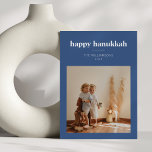 Tarjeta Festiva Foto familiar minimalista moderna de Hanukkah en a<br><div class="desc">Celebre Hanukkah con esta elegante tarjeta de foto familiar minimalista. Con una borde azul y espacio para un nombre de familia personalizado y año, este diseño moderno es una forma hermosa de enviar saludos navideños. Perfecta para compartir momentos familiares y celebrar el festival de las luces, esta tarjeta enfatiza la...</div>
