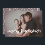 Tarjeta Festiva Foto feliz de la familia Hanukkah<br><div class="desc">Una tipografía moderna para esta colección de tarjetas fotográficas. Para personalizar con tu foto familiar favorita. También puede cambiar fácilmente el color del tipo de letra o el fondo geométrico a su gusto.</div>