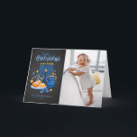 Tarjeta Festiva Foto festiva Menorah Chalkboard Happy Hanukkah<br><div class="desc">¡Feliz Hanukkah! Enviar los deseos de Hanukkah a la familia y amigos con esta tarjeta de foto de personalizable. Cuenta con ilustraciones acuáticos de símbolos de Hanukkah como Hanukkiah o menorah,  sufganiyot,  aceitunas y dreidel sobre un falso fondo de pizarra. Personalice agregando nombres y una foto.</div>