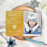 Tarjeta Festiva Foto Gold Hanukkah Paz Alegría Cita de amor Snowfl<br><div class="desc">"Paz, alegría y amor." Un ilustracion divertido, lúdico, blanco con copos de nieve y una tipografía moderna sobre un fondo brillante y falso purpurina de oro te ayudan a iniciar la temporada de Hanukkah, junto con la foto personalizado de tu elección. Los puntos de confeti blancos enmarcan la carta. Siente...</div>