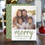 Tarjeta Festiva Foto: Merry Christmas Script - Minimal Green<br><div class="desc">Utilice una sola imagen y haga un exclusivo y moderno saludo de Feliz Navidad con un brillante y alegre patrón tribal en la parte trasera. Si necesita mover algo,  haga clic en el botón personalizar para realizar cambios.</div>