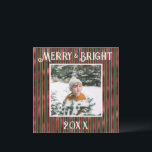 Tarjeta Festiva Foto metálica roja y verde Merry & Bright<br><div class="desc">Tipografía Merry & Bright.  Franja festiva metálica verde y roja con tu foto favorita en el centro.  Personaliza con tu mensaje y nombre en el reverso.  La tarjeta de felicitación perfecta para las fiestas.</div>