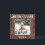 Tarjeta Festiva Foto metálica roja y verde Merry & Bright<br><div class="desc">Tipografía Merry & Bright.  Franja festiva metálica verde y roja con tu foto favorita en el centro.  Personaliza con tu mensaje y nombre en el reverso.  La tarjeta de felicitación perfecta para las fiestas.</div>