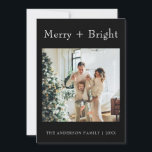 Tarjeta Festiva Foto mínima de Navidades de máquinas de escribir e<br><div class="desc">Una carta de Navidades minimalistas y modernos, única y elegante. Que incluye una minimalista foto familiar del personalizable. Con una tipografía de máquina de escribir blanca de alegre y brillante. Y bajo él el nombre de la familia y los años que se pueden cambiar haciendo clic en el botón personalizado....</div>