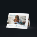 Tarjeta Festiva Foto mínima de Navidades modernos<br><div class="desc">Tarjeta de Navidades modernos que presenta un diseño simple y mínimo con "Feliz Navidad" en una divertida tipografía de escritura azul acuático que se solapa ligeramente con tu foto favorita de paisajes. El interior tiene dos imágenes adicionales junto con tu mensaje personalizado.</div>