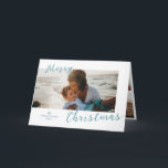 Tarjeta Festiva Foto mínima de Navidades modernos<br><div class="desc">Tarjeta de Navidades modernos que presenta un diseño simple y mínimo con "Feliz Navidad" en una divertida tipografía de escritura azul acuático que se solapa ligeramente con tu foto favorita de paisajes. El interior tiene dos imágenes adicionales junto con tu mensaje personalizado.</div>