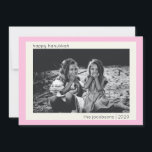 Tarjeta Festiva Foto minimalista de Hanukkah rosada moderna<br><div class="desc">Celebre Hanukkah con esta minimalista y moderna tarjeta de festividad fotográfica, que incluye una bonita frontera rosa para darle un toque de calidez y encanto. El diseño simple y limpio permite que la foto ocupe el centro del escenario, mientras que el texto editable le permite personalizar su saludo de vacaciones....</div>
