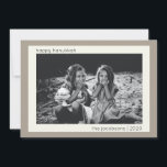 Tarjeta Festiva Foto minimalista de Taupe Hanukkah<br><div class="desc">Tarjeta de vacaciones de fotos de Taupe Hanukkah minimalista moderno</div>