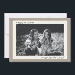 Tarjeta Festiva Foto minimalista de Taupe Hanukkah<br><div class="desc">Tarjeta de vacaciones de fotos de Taupe Hanukkah minimalista moderno</div>