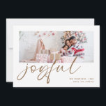 Tarjeta Festiva Foto moderna 2026 Navidades del Calendario de Oro<br><div class="desc">Foto moderna 2026 Calendario Navidades de oro alegres. Disponible digitalmente o impreso. Simplemente reemplace la foto de ejemplo con la suya y personalice con sus nombres. Joyful está en un juego de guiones moderno en oro que se puede cambiar a otro color si así lo deseas. En la parte posterior...</div>