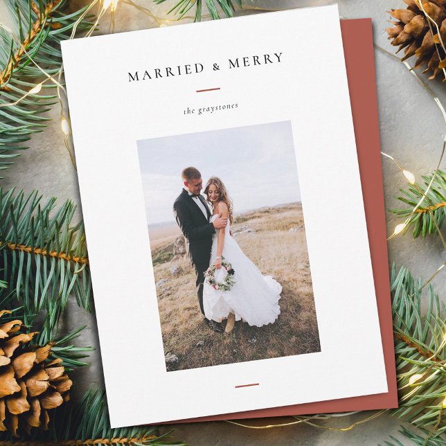 Tarjeta Festiva Foto moderna casada y mora (Modern Married & Merry Wedding Photo Holiday Card)