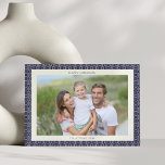 Tarjeta Festiva Foto moderna de Hanukkah geométrica azul de mediad<br><div class="desc">Este diseño moderno de Hanukkah presenta un borde geométrico azul marino con un sutil estilo de mediados de siglo y tipografía limpia. El diseño destaca una foto familiar en una orientación horizontal simple, perfecta para enviar buenos deseos durante el Festival de las Luces. Personalice el mensaje en la parte posterior...</div>