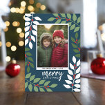 Tarjeta Festiva Foto: Navidades de ramas de eucalipto de bayas mod<br><div class="desc">Una moderna tarjeta de fotos de Feliz Navidad en la marina, verde, rojo y blanco. El diseño moderno y abstracto incluye ramas de eucalipto y bayas y sans serif para la parte principal del texto. El saludo está escrito en un estilo rústico moderno. En la parte posterior se muestra un...</div>