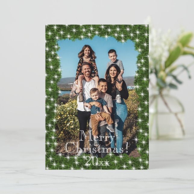 Tarjeta Festiva Foto personalizada de Green Pine Twinkle Lights (Anverso de pie)