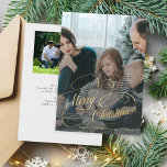 Tarjeta Festiva Foto personalizada de la familia Gold Merry Christ<br><div class="desc">Elegante guión falso dorado superpuesto 2 fotos personalizado nombre de familia y texto personalizado Navidades tarjeta de vacaciones.</div>