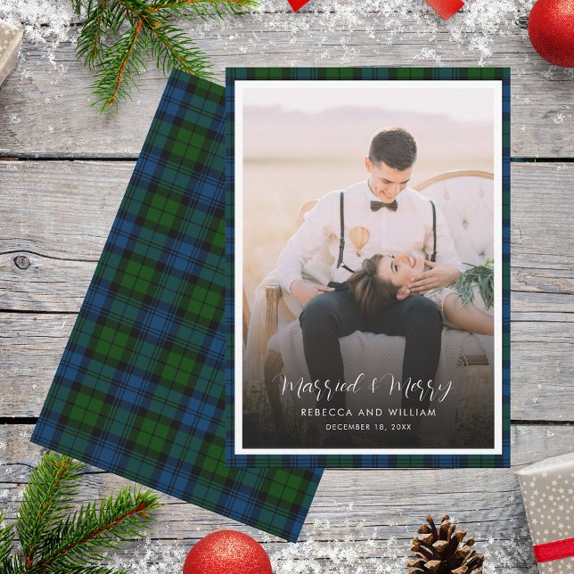 Tarjeta Festiva Foto recién casada Casada y Merry Campbell Tartán (Christmas Married and Merry Photo Plaid Campbell Tartan Greetings Card)