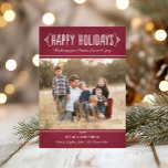 Tarjeta Festiva Foto Rustic Wine Red Happy Holidays<br><div class="desc">Envíe sus deseos de vacaciones con estilo con este sencillo y cálido saludo fotográfico! La tarjeta contiene dos fotos (frontal y posterior) de su familia y un texto de estilo escrito a mano personalizado que puede ser personalizado. Colores de diseño: color blanco y rojo intenso con un aspecto rústico ante...</div>