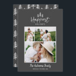 Tarjeta Festiva Foto rústica de Navidades modernos y mínimos<br><div class="desc">Moderna minimalista Navidades rústico elegante tarjeta de vacaciones multifoto. Con texto dibujado a mano y árboles modernos. El color de fondo se puede personalizar.</div>