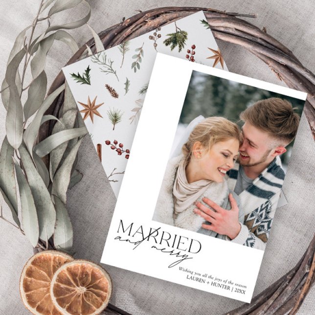 Tarjeta Festiva Foto simple casada y casada con recién casados (Easily personalize this newlywed photo holiday card with your favorite image and deets)