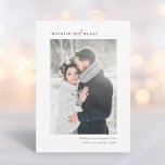 Tarjeta Festiva Foto simple casada y casada con recién casados<br><div class="desc">Navidades modernos y sencillos | Tarjeta fotográfica de vacaciones con patrón de bifurcación de pino verde y blanco en la parte posterior. Para una personalización más avanzada de este diseño,  haga clic en el BOTÓN HERRAMIENTA DE DISEÑO AZUL para cambiar el tipo de letra,  el tamaño y el color.</div>