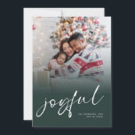 Tarjeta Festiva Foto Superposición 2025 Calendario Navidades alegr<br><div class="desc">Foto Familiar Superposición 2025 Calendario Alegre Navidades de Guión Oscuro Verde. Disponible digitalmente e impreso. Simplemente reemplace la foto de ejemplo con la suya propia y la personalice con sus nombres y año. Joyful está en un elegante y lúdico guión en blanco que puede cambiarse a otro color si así...</div>