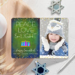 Tarjeta Festiva Foto verde Hanukkah Menorah Peace Love Light Type<br><div class="desc">"Paz, amor y luz". Un ilustracion juguetón, moderno y artístico de velas de patrón boho en una menorah te ayuda a iniciar las vacaciones de Hanukkah, junto con la foto personalizado de tu elección. Las variadas velas azules con coloridos estampados de Relieve metalizado falso cubren un fondo rico y verde...</div>