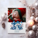 Tarjeta Festiva Fotografía Blue Snowman First Christmas<br><div class="desc">Celebre la primera temporada de vacaciones de su pequeño hijo con este alegre diseño de invierno con un número de manitas azules, adorables muñecos de nieve, y dulces y regalos dispersos. Personalizar con la foto de su bebé y los detalles de su nacimiento para crear un recuerdo que le traiga...</div>