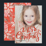 Tarjeta Festiva Fotografía de caligrafía roja moderna Feliz Navida<br><div class="desc">Feliz Navidad! Envíe sus saludos festivos de Navidad a la familia y amigos con esta tarjeta de foto de Navidad de personalizable. Presenta caligrafía blanca moderna con estampado festivo. Personalice agregando una foto, nombres, año y otros detalles. Esta tarjeta de Navidades fotográficos con letras a mano está disponible en otro...</div>