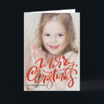 Tarjeta Festiva Fotografía de caligrafía roja moderna Feliz Navida<br><div class="desc">Feliz Navidad! Envía tu mensaje de Navidades festivos a la familia y amigos con esta tarjeta de foto navideña de personalizable. Presenta caligrafía blanca moderna con estampado festivo. Personalice agregando una foto, nombres, año y otros detalles. Esta tarjeta de Navidades fotográficos con letras a mano está disponible en otro material....</div>
