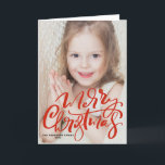 Tarjeta Festiva Fotografía de caligrafía roja moderna Feliz Navida<br><div class="desc">Feliz Navidad! Envía tu mensaje de Navidades festivos a la familia y amigos con esta tarjeta de foto navideña de personalizable. Presenta caligrafía blanca moderna con estampado festivo. Personalice agregando una foto, nombres, año y otros detalles. Esta tarjeta de Navidades fotográficos con letras a mano está disponible en otro material....</div>
