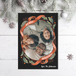 Tarjeta Festiva Fotografía de Holly de cintas rojas antiguas<br><div class="desc">Marco ilustrado original con cintas rojas y hojas huecas. Personalizar para añadir más texto o más fotos al reverso.</div>