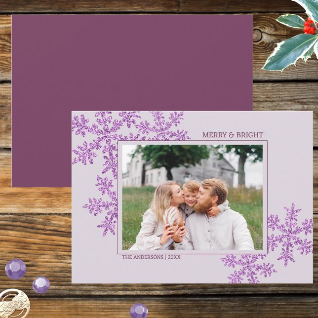 Tarjeta Festiva Fotografía de Navidades Elegantes de Snowflake Pur (This Christmas color trend is PURPLE and these custom Christmas cards feature your favorite photo)