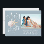 Tarjeta Festiva Fotografía de Starfish and Sand Dollar Beach<br><div class="desc">Saludos dulces y luminosos (y soleados) desde la playa. Envíe sus cálidos y maravillosos deseos de vacaciones con este elegante saludo de fotos de cadetes azules y acuáticos. Cambiar el color del marco y el texto como prefiera. Mensaje adicional de texto curvo y letra de guión manual en el reverso...</div>