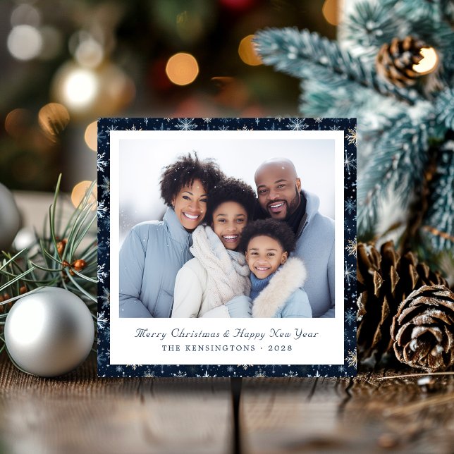 Tarjeta Festiva Fotografía de vacaciones de copos de nieve blancos (Modern Blue and White Snowflakes Holiday Photo Cards)