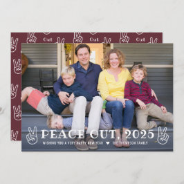 Tarjeta Festiva Fotografía divertida de Peace Out 2023 Merlot Happ