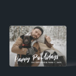 Tarjeta Festiva Fotografía familiar de moda con papel Mascota<br><div class="desc">Esta tarjeta de vacaciones es distintiva y juguetona en su diseño. Presenta un encantador saludo de "Happy Holidays", modificado de forma creativa con una huella de pata y las letras "P" y "w" reemplazando las letras "H" y "o" en "Holidays". Todas las letras están impresas en blanco crujiente, añadiendo un...</div>