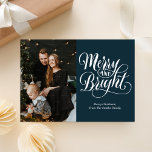 Tarjeta Festiva Fotografía moderna de caligrafía azul brillante y<br><div class="desc">Tarjeta de vacaciones de fotografía moderna con caligrafía azul brillante y dulce. Envíe personalizable y saludos personalizados de vacaciones a amigos, colegas y familia en festividades de diseño fotográfico simple, moda, elegante y moderno, tarjetas de estilo minimalista natural! Debajo de la caligrafía se muestra el mensaje de bienvenida de su...</div>