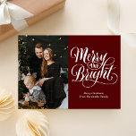 Tarjeta Festiva Fotografía moderna de caligrafía roja brillante y<br><div class="desc">Tarjeta de Festividad Moderna de Caligrafía Roja Brillante y Brillante. Envíe personalizable y saludos personalizados de vacaciones a amigos, colegas y familia en festividades de diseño fotográfico simple, moda, elegante y moderno, tarjetas de estilo minimalista natural! Debajo de la caligrafía se muestra el mensaje de bienvenida de su personalizado en...</div>